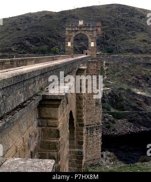 PUENTE DE ALCANTARA CONSTRUIDO ENTRE LOS AÑOS 104 Y 106 - Puente Romano SOBRE EL Rio Tajo. Ort: Römische Brücke, Alcantara, CACERES. Stockfoto