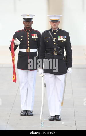 Kapitän Billy R. Grissom, Kompaniechef, Alpha Company, Marine Barracks Washington D.C., und Lance Cpl. Joshua Lawson, guidon Bearer, Alpha Company, MBW, Ehren während dem Spielen der Nationalhymne machen während eines Dienstag Sonnenuntergang Parade am Lincoln Memorial, Washington, D.C., 3. Juli 2018. Der Ehrengast für die Parade war Vice Adm. Walter E. "Ted" Carter, 62 Betriebsleiter des US Naval Academy und das Hosting offizielle war Generalleutnant Robert S. Walsh, Kommandierender General, Marine Corps Combat Development Command und der stellvertretende Kommandant, Bekämpfung Entwicklung und Integration. (Aus Stockfoto