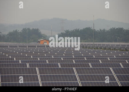 Ein Feld von Sonnenkollektoren südlich von Kuala Lumpur, Malaysia, die Panels der nahe gelegenen internationalen Flughafen Kuala Lumpur zur Stromversorgung verwendet werden. Stockfoto