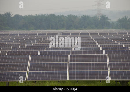 Ein Feld von Sonnenkollektoren südlich von Kuala Lumpur, Malaysia, die Panels der nahe gelegenen internationalen Flughafen Kuala Lumpur zur Stromversorgung verwendet werden. Stockfoto