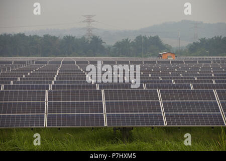 Ein Feld von Sonnenkollektoren südlich von Kuala Lumpur, Malaysia, die Panels der nahe gelegenen internationalen Flughafen Kuala Lumpur zur Stromversorgung verwendet werden. Stockfoto