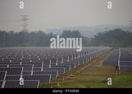 Ein Feld von Sonnenkollektoren südlich von Kuala Lumpur, Malaysia, die Panels der nahe gelegenen internationalen Flughafen Kuala Lumpur zur Stromversorgung verwendet werden. Stockfoto