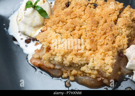 Nahaufnahme der leckeren Dessert Apple Crumble Stockfoto