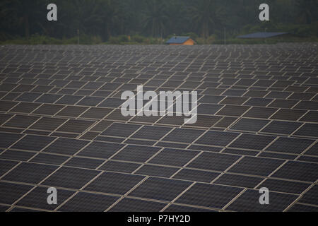 Ein Feld von Sonnenkollektoren südlich von Kuala Lumpur, Malaysia, die Panels der nahe gelegenen internationalen Flughafen Kuala Lumpur zur Stromversorgung verwendet werden. Stockfoto