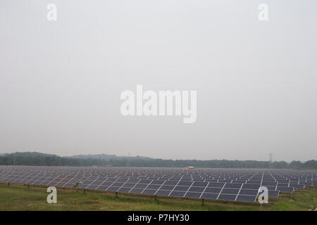 Ein Feld von Sonnenkollektoren südlich von Kuala Lumpur, Malaysia, die Panels der nahe gelegenen internationalen Flughafen Kuala Lumpur zur Stromversorgung verwendet werden. Stockfoto