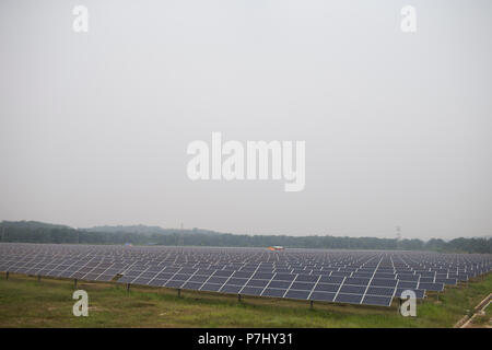 Ein Feld von Sonnenkollektoren südlich von Kuala Lumpur, Malaysia, die Panels der nahe gelegenen internationalen Flughafen Kuala Lumpur zur Stromversorgung verwendet werden. Stockfoto