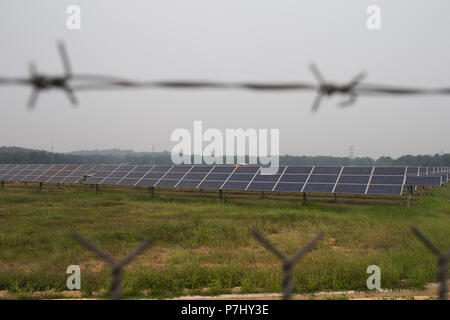 Ein Feld von Sonnenkollektoren südlich von Kuala Lumpur, Malaysia, die Panels der nahe gelegenen internationalen Flughafen Kuala Lumpur zur Stromversorgung verwendet werden. Stockfoto