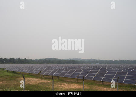 Ein Feld von Sonnenkollektoren südlich von Kuala Lumpur, Malaysia, die Panels der nahe gelegenen internationalen Flughafen Kuala Lumpur zur Stromversorgung verwendet werden. Stockfoto
