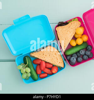 Gesunde Schule Lunchboxen für Kinder mit Sandwich und frisches Gemüse und Obst Stockfoto