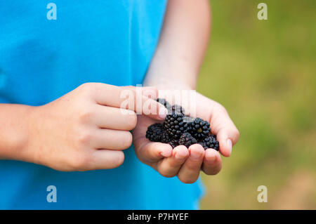 Reifen Black in den Händen des Kindes - in der Nähe Stockfoto