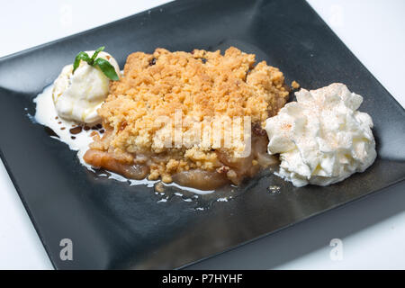 Nahaufnahme der leckeren Dessert Apple Crumble Stockfoto