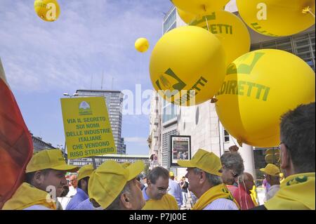 Mailand (Italien), die Vorführung von Coldiretti Landwirte Organisation aus Protest gegen die Einfuhr von Reis aus dem Fernen Osten Länder und zur Unterstützung der nationalen Produktion Stockfoto