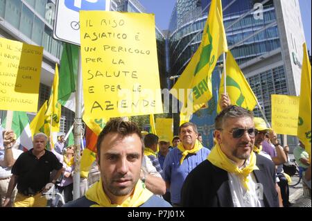 Mailand (Italien), die Vorführung von Coldiretti Landwirte Organisation aus Protest gegen die Einfuhr von Reis aus dem Fernen Osten Länder und zur Unterstützung der nationalen Produktion Stockfoto