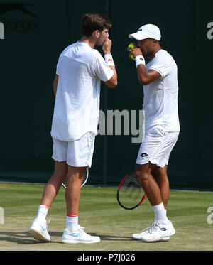 Cameron Norrie (links) und Jay Clarke (rechts) Während der an Tag 5 der Wimbledon Championships in der All England Lawn Tennis und Croquet Club, Wimbledon verdoppelt. Stockfoto