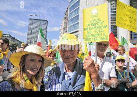 Mailand (Italien), die Vorführung von Coldiretti Landwirte Organisation aus Protest gegen die Einfuhr von Reis aus dem Fernen Osten Länder und zur Unterstützung der nationalen Produktion Stockfoto