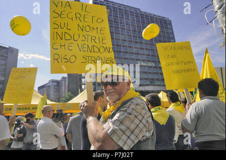 Mailand (Italien), die Vorführung von Coldiretti Landwirte Organisation aus Protest gegen die Einfuhr von Reis aus dem Fernen Osten Länder und zur Unterstützung der nationalen Produktion Stockfoto