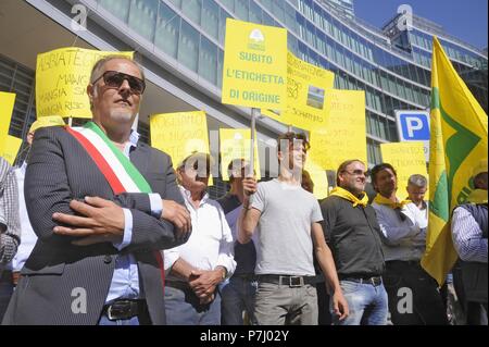 Mailand (Italien), die Vorführung von Coldiretti Landwirte Organisation aus Protest gegen die Einfuhr von Reis aus dem Fernen Osten Länder und zur Unterstützung der nationalen Produktion Stockfoto