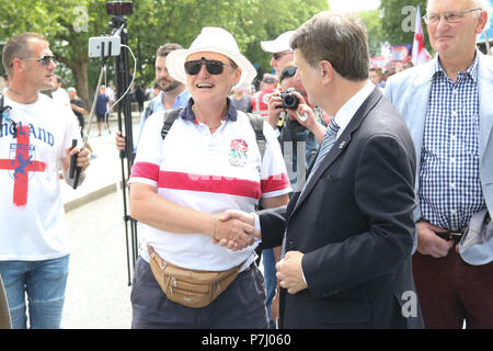 London, England. 23. Juni 2018. Im Bild: Anne Marie Gewässer, Marktführer für Großbritannien Partei und Gerard Batten, MDEP & UKIP Leader Hände schütteln, wie Sie treffen o Stockfoto