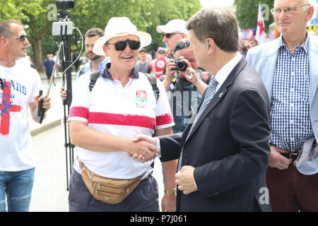 London, England. 23. Juni 2018. Im Bild: Anne Marie Gewässer, Marktführer für Großbritannien Partei und Gerard Batten, MDEP & UKIP Leader Hände schütteln, wie Sie treffen o Stockfoto