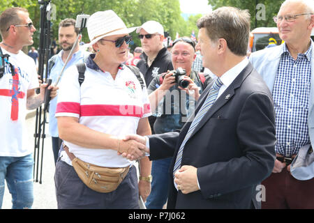 London, England. 23. Juni 2018. Im Bild: Anne Marie Gewässer, Marktführer für Großbritannien Partei und Gerard Batten, MDEP & UKIP Leader Hände schütteln, wie Sie treffen o Stockfoto