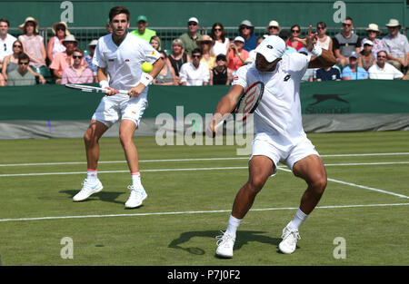 Cameron Norrie (links) und Jay Clarke (rechts) Während der an Tag 5 der Wimbledon Championships in der All England Lawn Tennis und Croquet Club, Wimbledon verdoppelt. Stockfoto