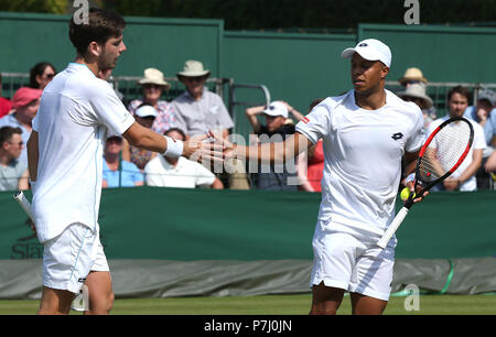 Cameron Norrie (links) und Jay Clarke (rechts) Während der an Tag 5 der Wimbledon Championships in der All England Lawn Tennis und Croquet Club, Wimbledon verdoppelt. Stockfoto