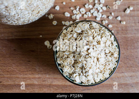 Fibre Quelle natürliche Haferflocken für Haferbrei, Müsli auf hölzernen Tisch Stockfoto