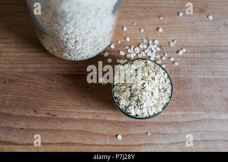 Fibre Quelle natürliche Brei Hafer für gesunde Ernährung auf hölzernen Tisch Stockfoto