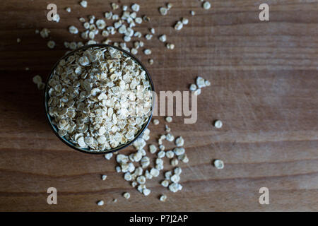 Fibre Quelle bio Haferflocken für die gesamte Ernährung auf hölzernen Tisch Stockfoto