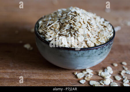 Fibre Quelle bio Haferflocken für die gesamte Ernährung auf hölzernen Tisch Stockfoto