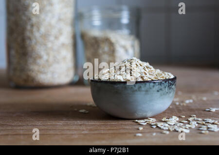 Fibre Quelle organischen Brei Hafer für die gesamte Ernährung auf hölzernen Tisch Stockfoto