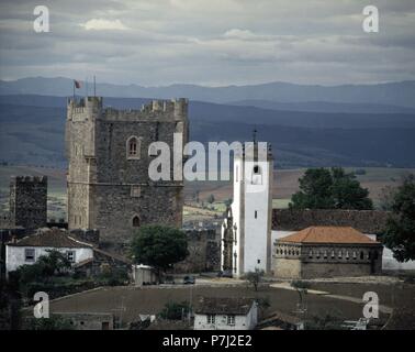 TORREON DEL SIGLO XII JUNTO A IGLESIA DE SANTA MARIA Y LA DOMUS MUNICIPALIS. Lage: CASTILLO, BRAGANZA. Stockfoto