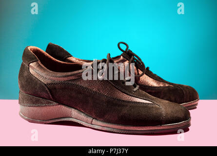 Ein paar Schuhe Brown's Frauen Herbst Mode auf farbigen Hintergrund. Stockfoto