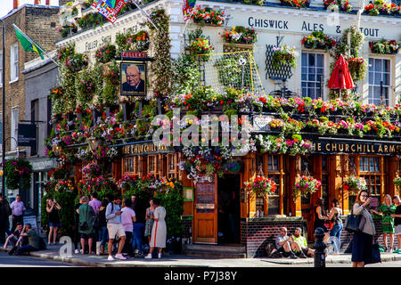 The Churchill Arms Pub, Kensington Church Street, London, Vereinigtes Königreich Stockfoto