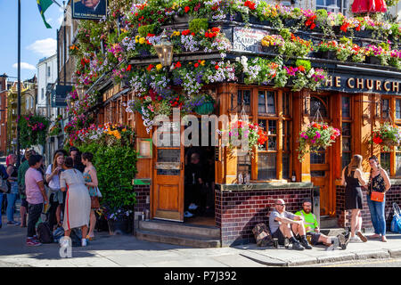 The Churchill Arms Pub, Kensington Church Street, London, Vereinigtes Königreich Stockfoto