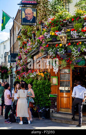 The Churchill Arms Pub, Kensington Church Street, London, Vereinigtes Königreich Stockfoto