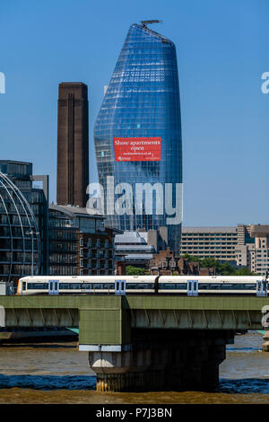 Ein Zug Kreuzen über Cannon Street Railway Bridge mit der Nr. 1 Blackfriars Gebäude im Hintergrund, London, England Stockfoto