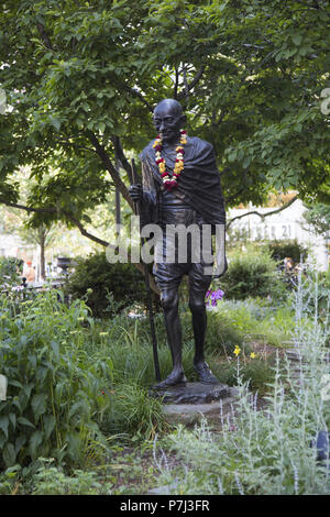 Bronzestatue von Mahatma Gandhi mit Girlande in Union Square, New York City. Bildhauer Sri B. Patel Stockfoto