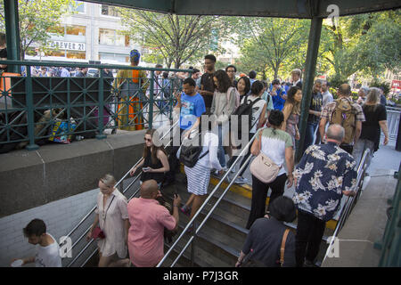 Treppen zum und vom Union Square U-Bahn Station sind immer an der 14th Street in New York City voll. Stockfoto