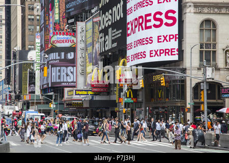 Die Straße ist Tag und Nacht im Herzen des Times Square an der 7. Avenue und 46th Street in New York City voll. Stockfoto