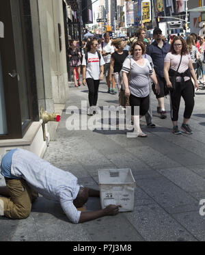 Mann prostrates selbst um Geld betteln am Broadway in New York City. Stockfoto