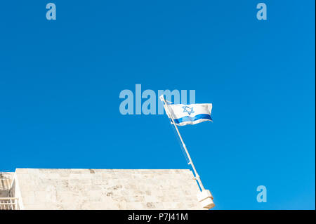 Israel, Jerusalem - 24. Juni 2018: Die israelische Flagge auf der Oberseite des Jerusalem Historisches Rathaus Gebäude - das Rathaus Während des britischen Mandats Stockfoto