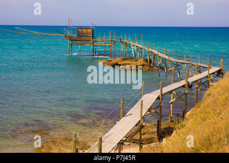 Blick auf die alte Trabucco in Punta Aderci in den Abruzzen Stockfoto