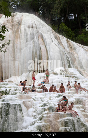 Bekannt seit der Etrusker und Römer, die Bagni San Filippo (Castiglione d'Orcia - Toskana - Italien) sind eine kleine Thermalquellen, Stockfoto