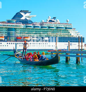 Venedig, Italien, 16. Juni 2018: großes Kreuzfahrtschiff vorbei Waterfront in Venedig Stockfoto