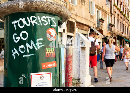 Venedig, Italien, 17. Juni 2018: "Touristen nach Hause gehen' Inschrift über dem Papierkorb in Venedig