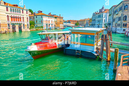 Venedig, Italien, 17. Juni 2018: Ca' Rezzonico Vaporetto (Wasserbus)-Haltestelle am Grand Canal in Venedig Stockfoto