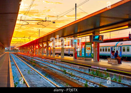 Venedig, Italien, 18. Juni 2018: Die Plattformen der Bahnhof Venezia Santa Lucia bei Sonnenuntergang Stockfoto