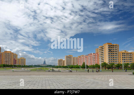 Blick vom Denkmal für die Koreanischen Arbeiterpartei auf das Ryugyong Hotel, Pyongyang, Nordkorea Stockfoto