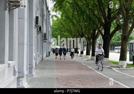 Ein Radfahrer und Radweg in Pyongyang, Nordkorea Stockfoto